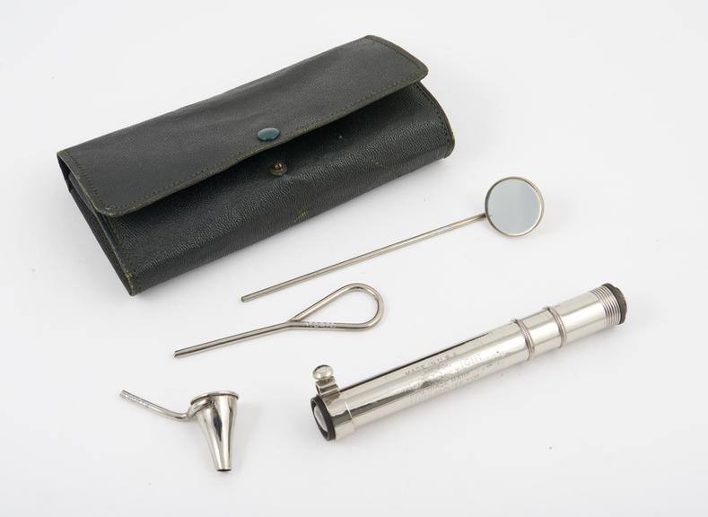 Self-illuminating speculum and lamp set, cased