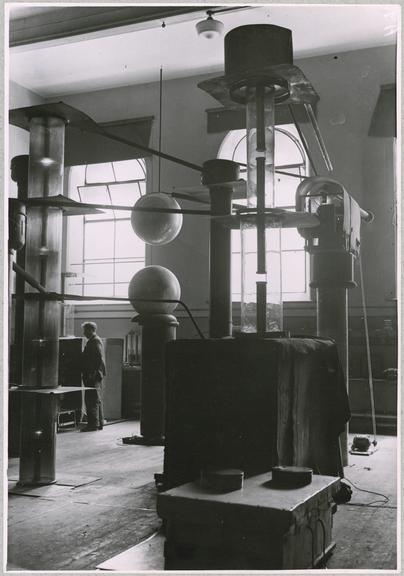 cockcroft and walton experiment 1932