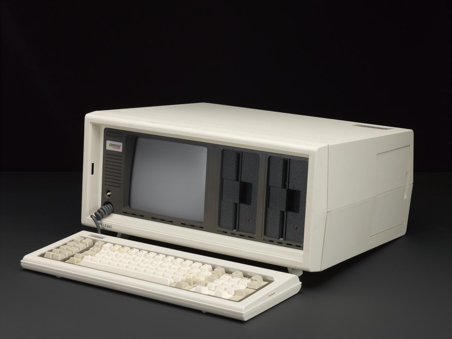 Compaq portable personal computer with carry case, 1982-1984 | Science ...