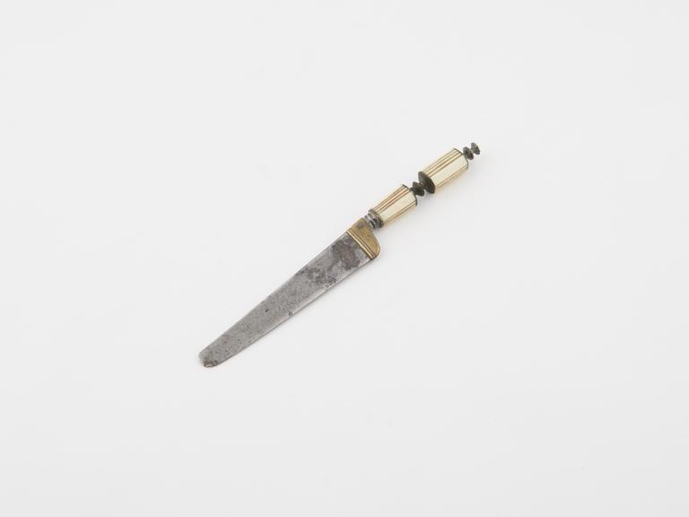 Circumcision knife, with flat blade decorated with filigree