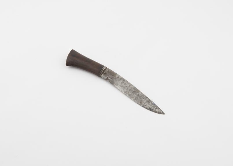 Circumcision knife with curved