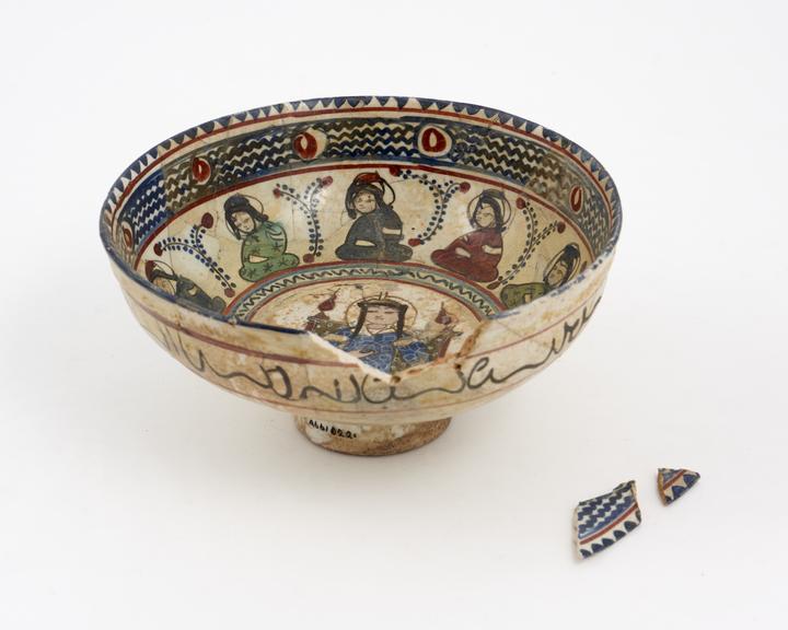 Porcelain bowl, decorated with figures and inscribed