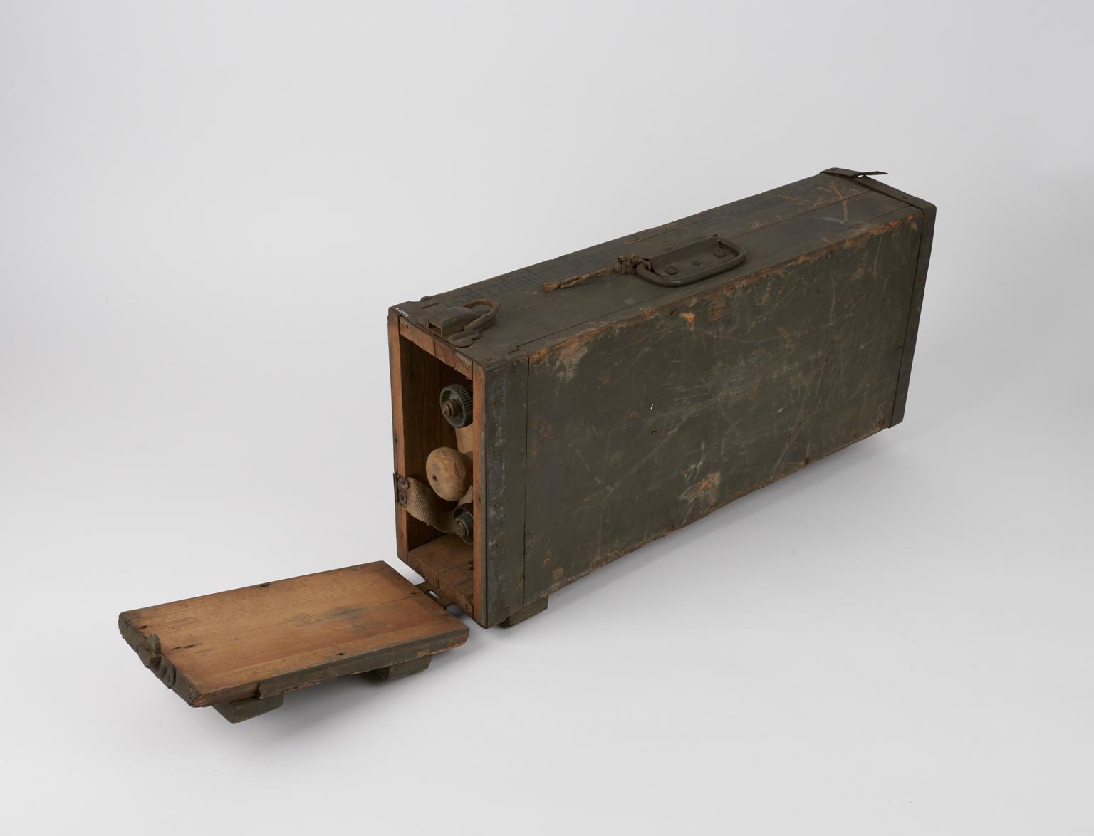 Two oxygen cylinders in wooden case, Germany, 1914-1918