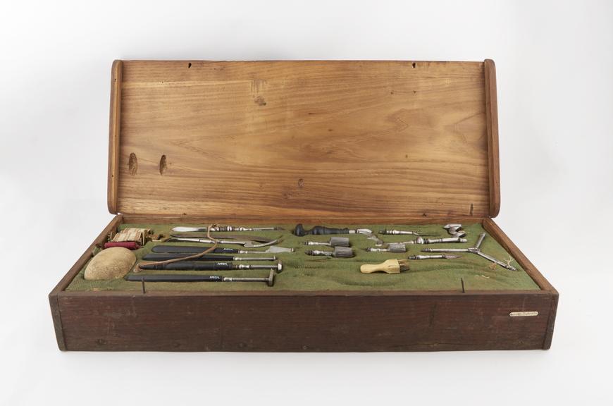 Surgical instrument set, cased