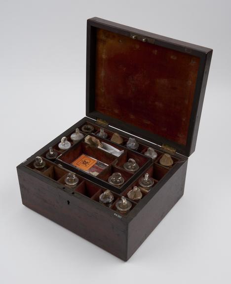 Medicine chest, hinged lid, with 21 glass bottles, 20 labelled