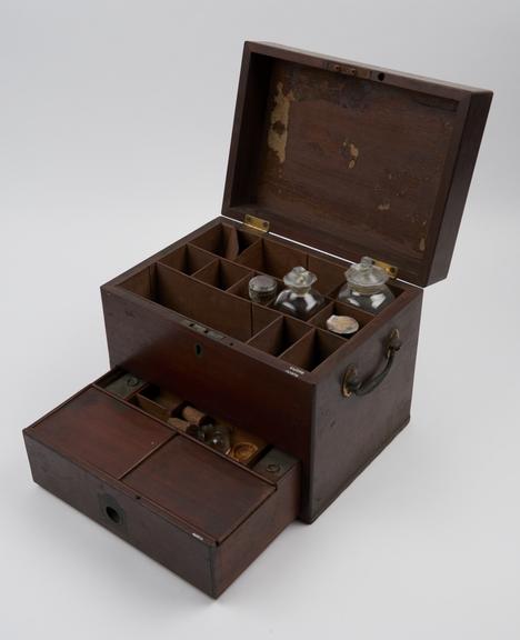 Medicine chest, with 7 glass bottles, 3 labelled