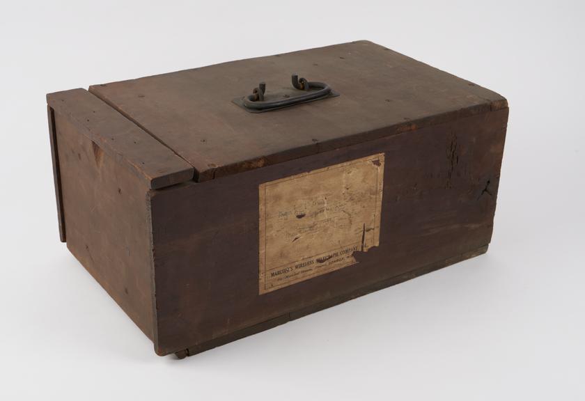 Wooden carrying box for aircraft radio telephony transmitter