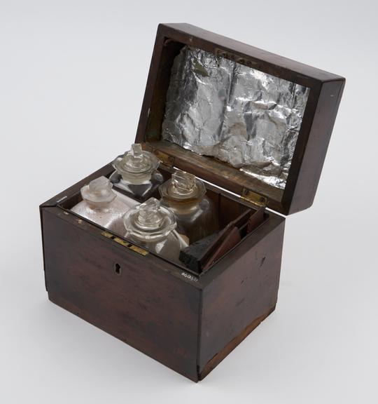 Medicine chest, small, for six bottles