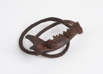 Finely plaited fibre head band