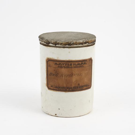 Porcelain storage jar for hamamelis ointment, from N.F