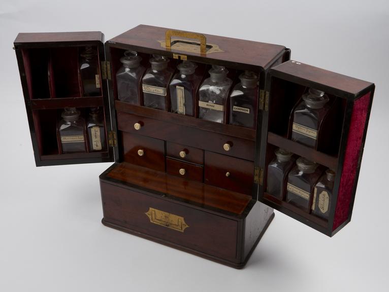 Medicine chest, winged front, with 24 glass bottles