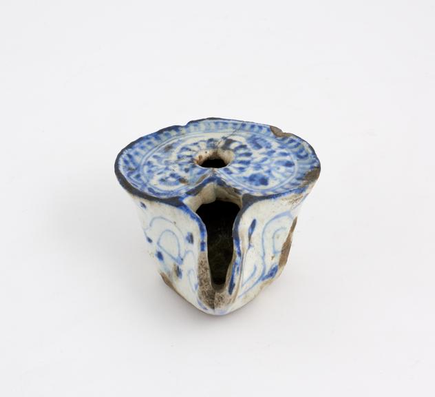 18th or 19th century blue and white pottery oil lamp