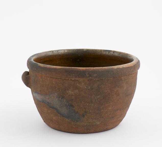 Earthenware bowl, with 1 horizontal loop handle