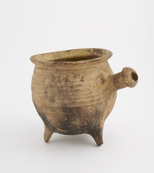 Pottery bowl, with three legs and a hollow handle