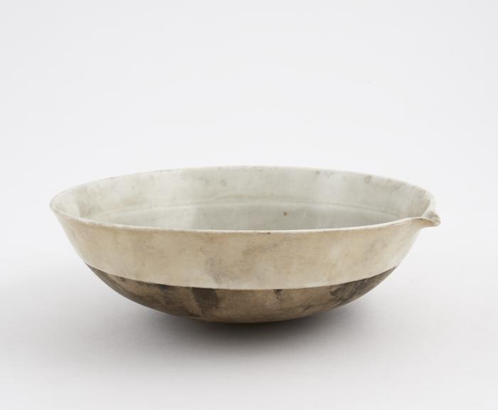 Porcelain chemical bowl, by Leune, rue du Cardinal Lemoine, Ve