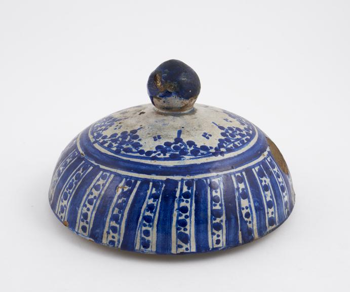 Tin-glazed earthenware lid, blue and white