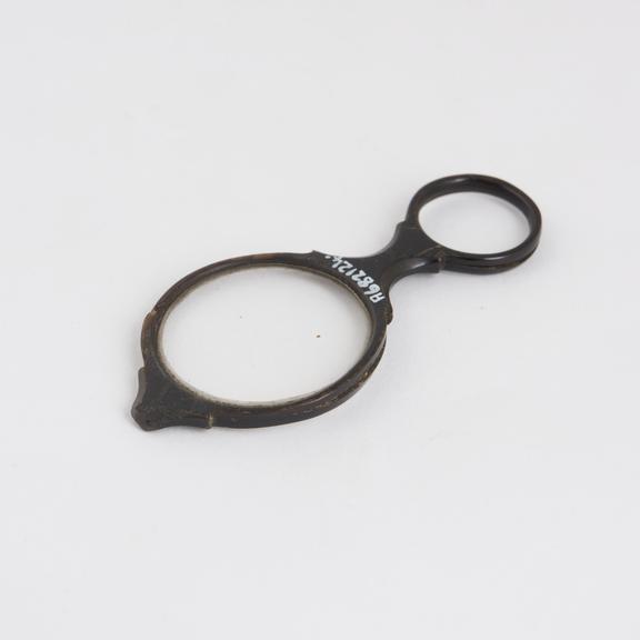 Spectacles, hand, quizzer, horn frame, English(?) or French(?)