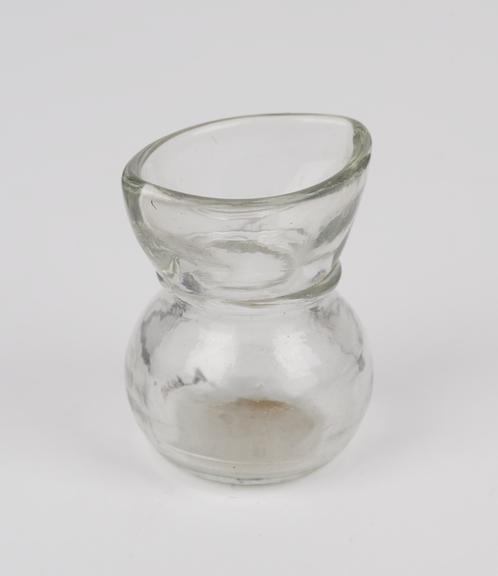 Glass eye bath, with reservoir, moulded