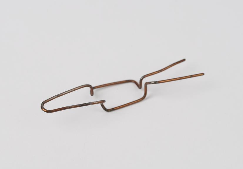 Eyelid retractor, made from hairpin, used in emergency by Dr