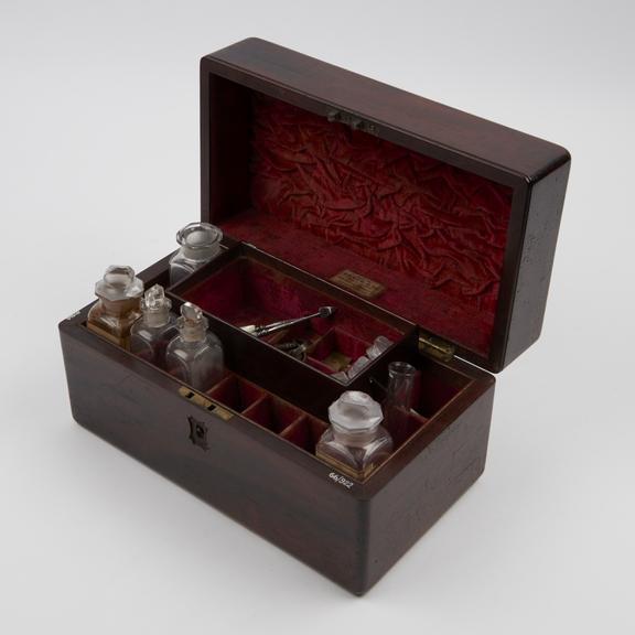 Medicine chest, mahogany, hinged lid, with 8 glass bottles