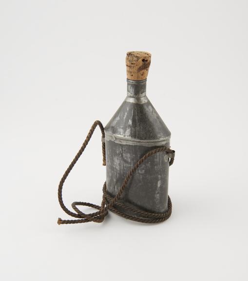 Tin bottle for holding a reserve of oil for open lamps