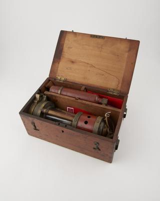 Mahogany box, to carry Safety lamp: Gray Type and Hydrogen cylinder