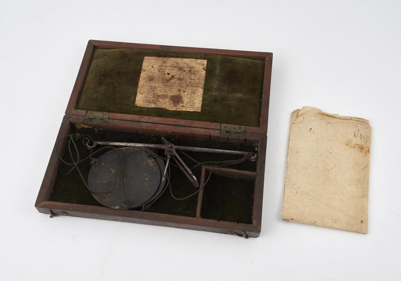 Set of scales, brass pans and steel beam, in wooden box