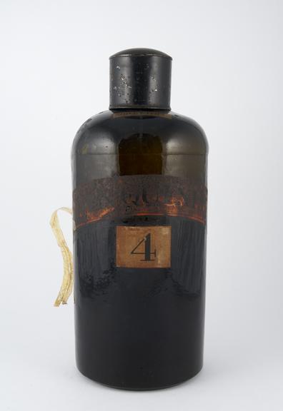 Glass pharmacy bottle for vin quinie, English, 1801-1850