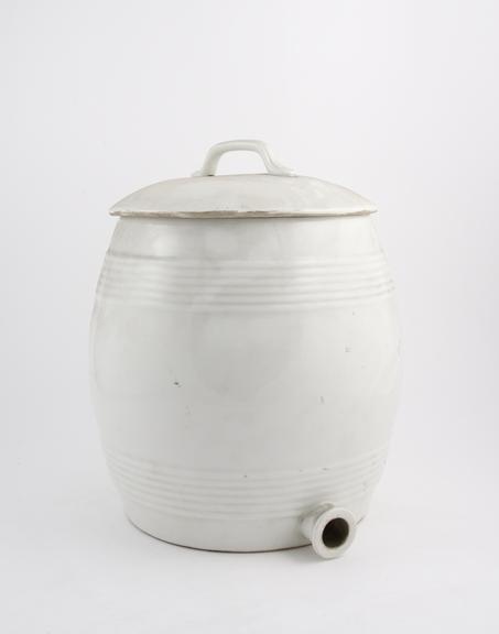 Porcelain storage jar, by Leune, French, 1926-1927