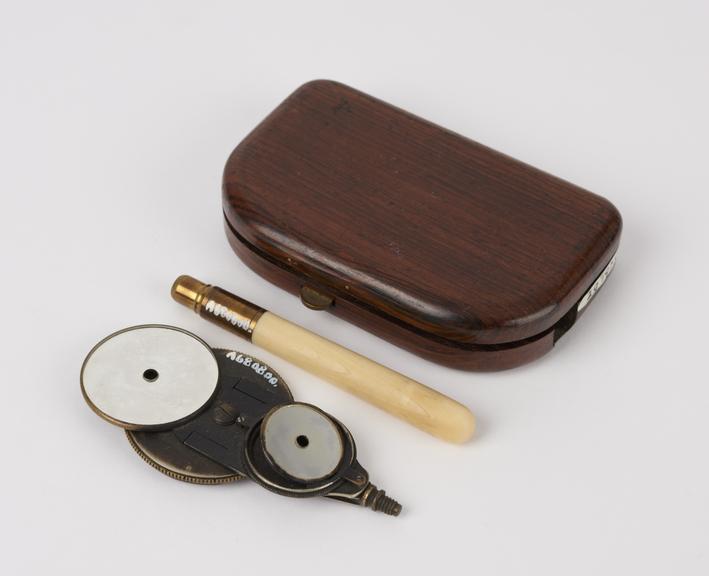 Ophthalmoscope with screw on handle in solid wooden case