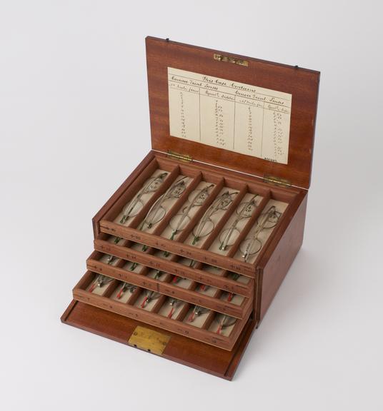 Rectangular polished mahogany case containing 5 trays with 30