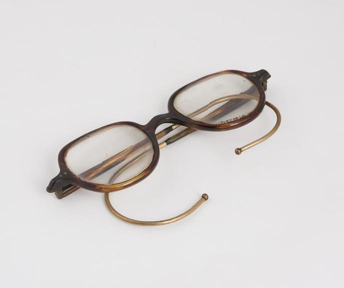 Coil spring spectacles, tortoiseshell, gilt metal coil