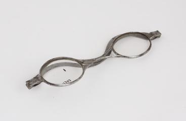 Reversible spectacles with sinuous sides