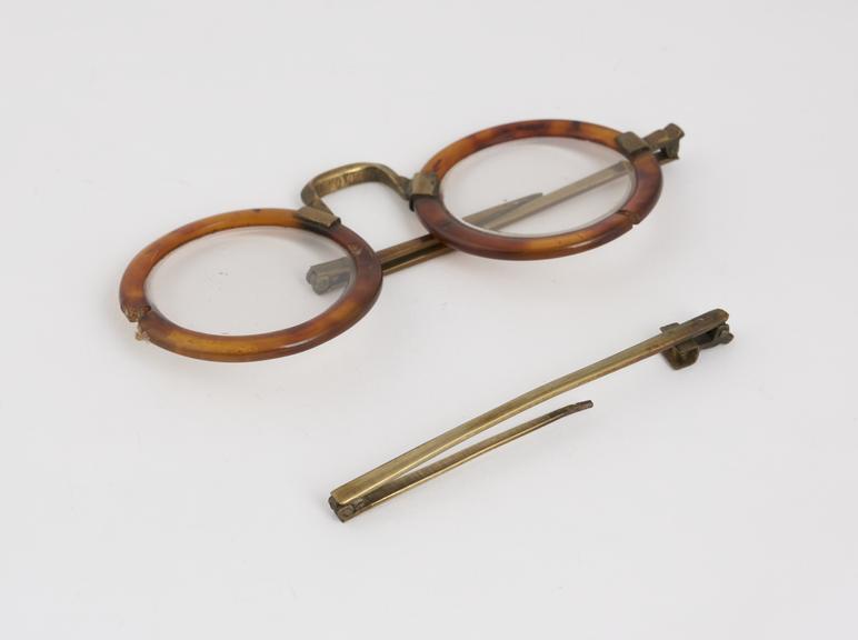 Transverse folding spectacles, tortoiseshell and brass, broken