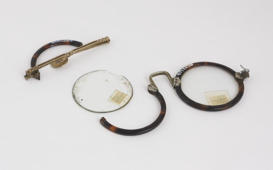 Transverse folding, spectacles, tortoiseshell and brass