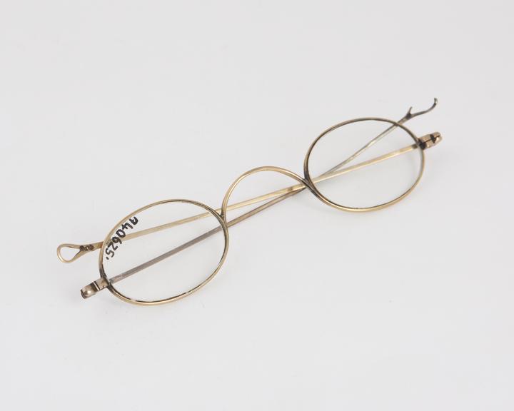 Straight spectacles, gold, unmarked, English, 1780-1850