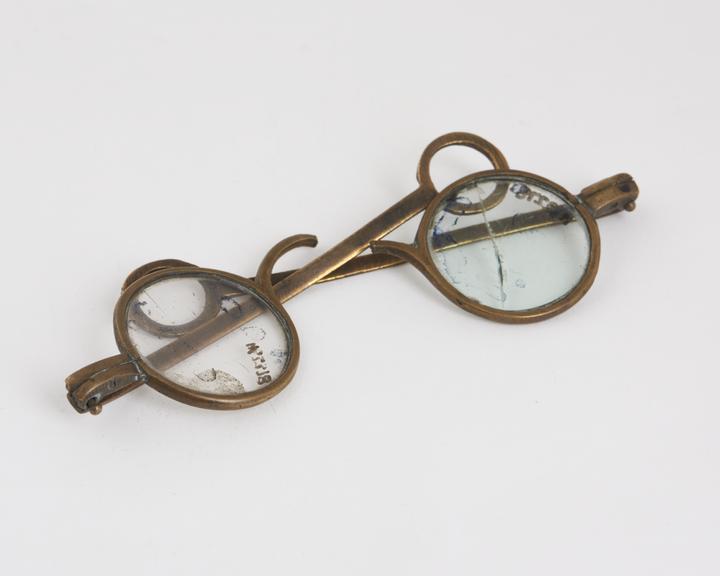 Straight spectacles, brass, badly broken, English, 1751-1820