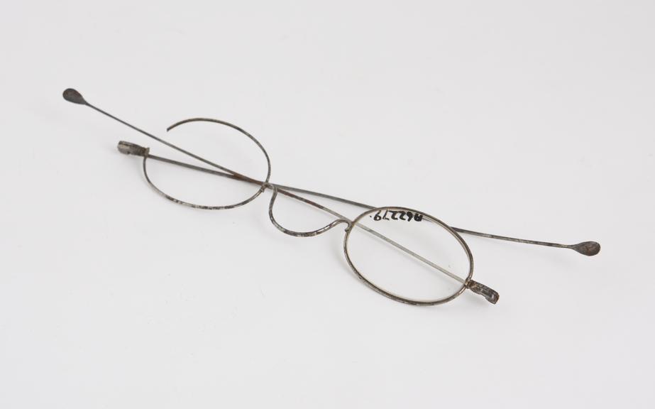 Spectacles, straight, steel wire, left lens missing, English