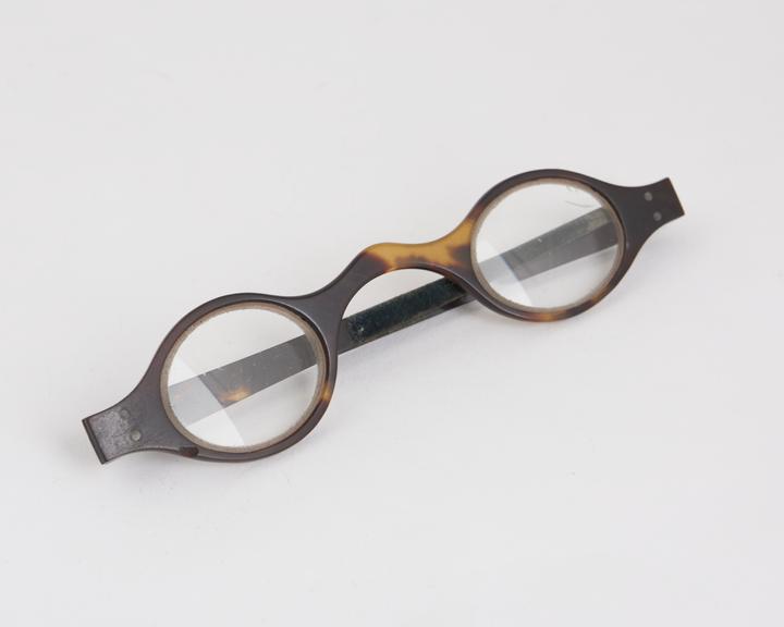 Straight spectacles, tortoiseshell frames, English, 1801-1870