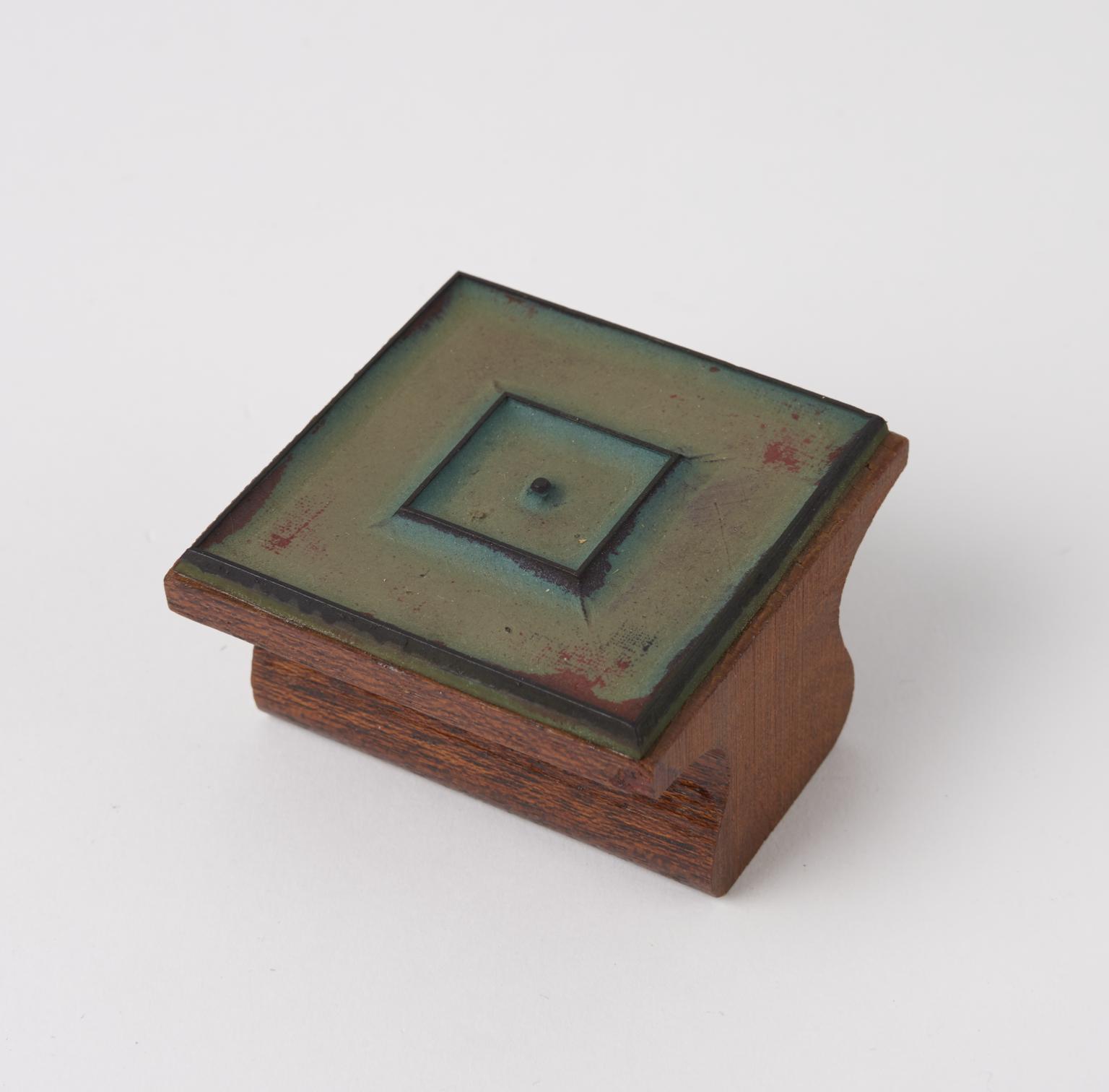 Grey metal screen with two concentric rectangles painted on one side ...