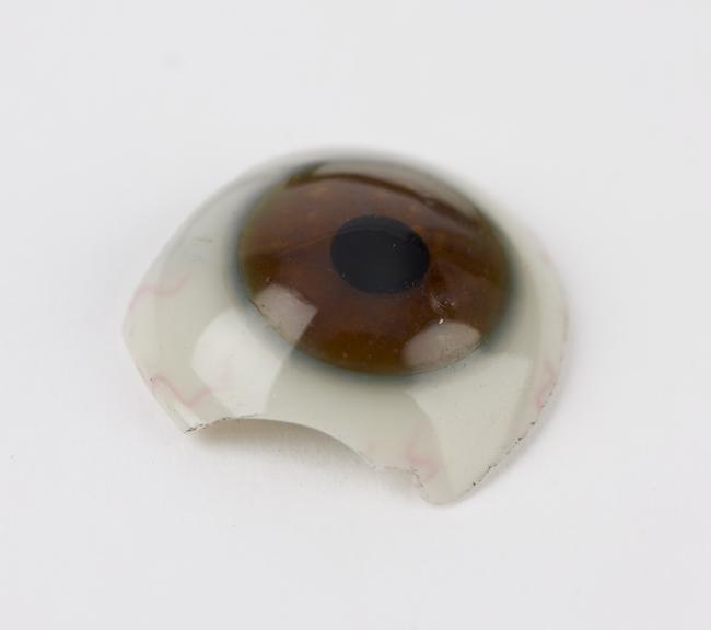 White glass artificial eye, broken, English (?), 1901-1950