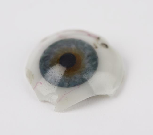 White glass artificial eye, broken, English (?), 1901-1950