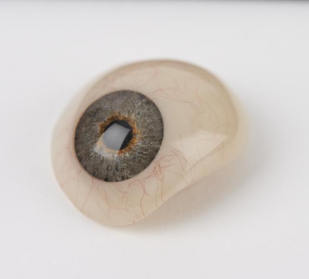 White glass artificial eye, English (?), 1901-1950