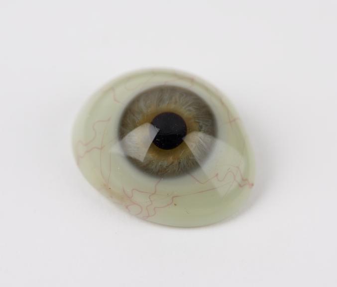 Glass artificial eye, English(?), 1901-1950