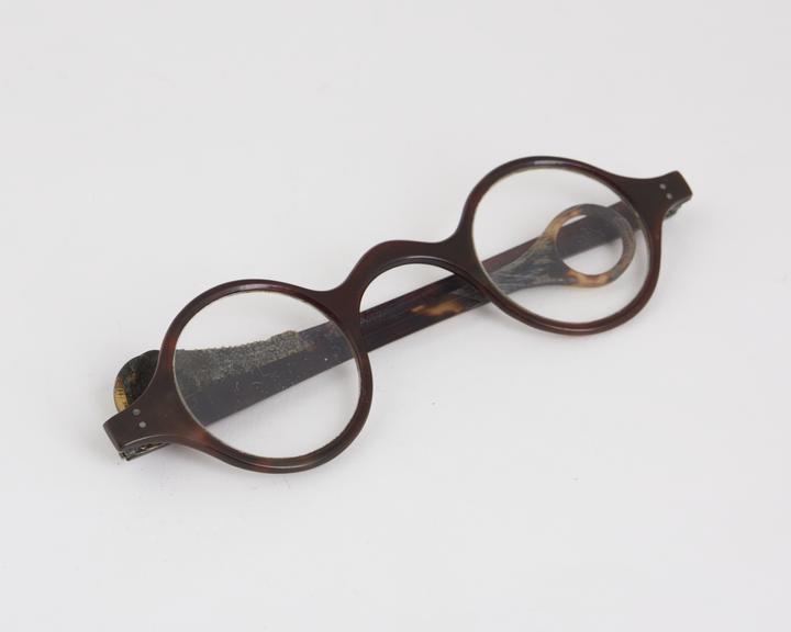 Spectacles, straight tortoiseshell, metal hinges, English