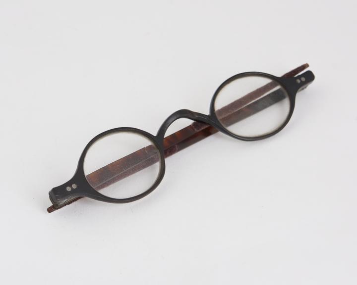 Straight spectacles, tortoiseshell frames, English, 1801-1880