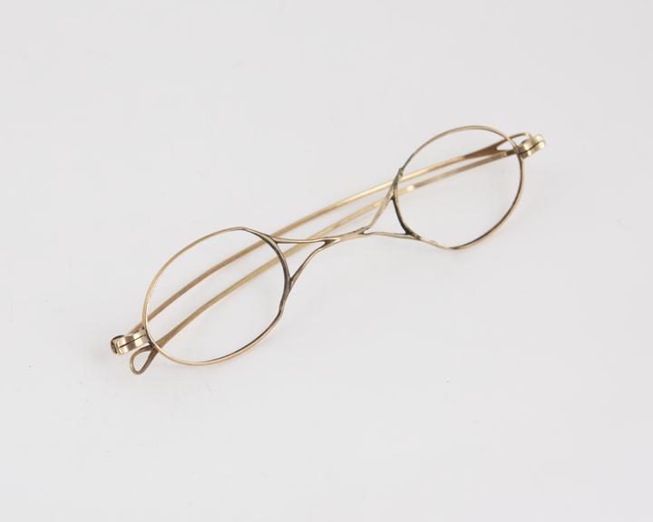 Straight spectacles, gold, reversible arch, lenses missing