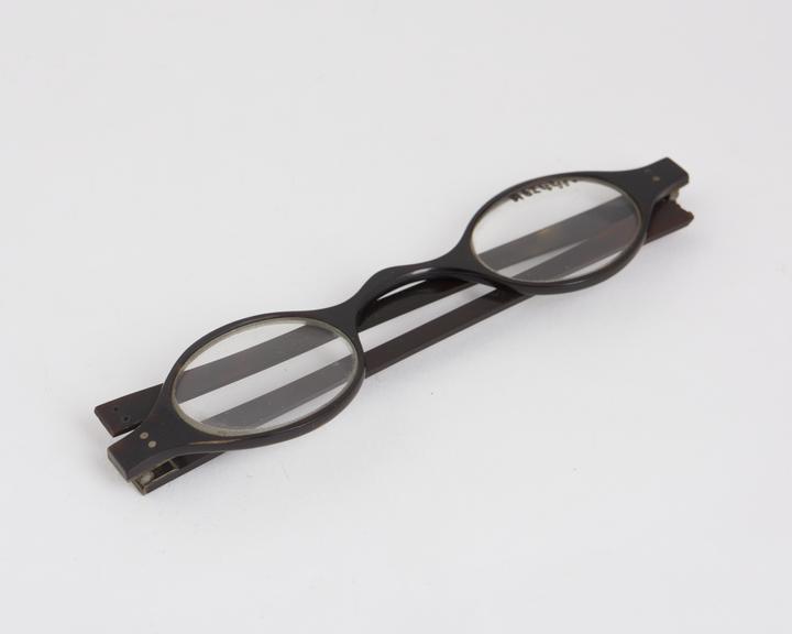 Transverse folding spectacles, horn, ends broken off, English