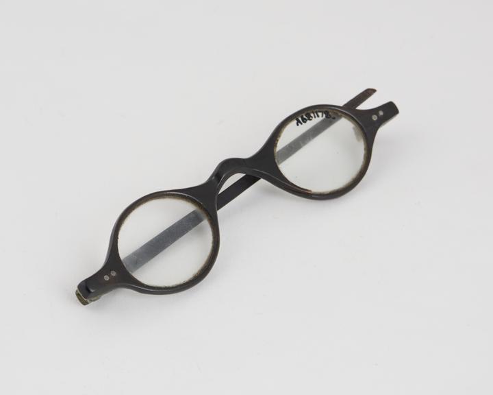 Straight spectacles, horn frame, English, 1801-1860