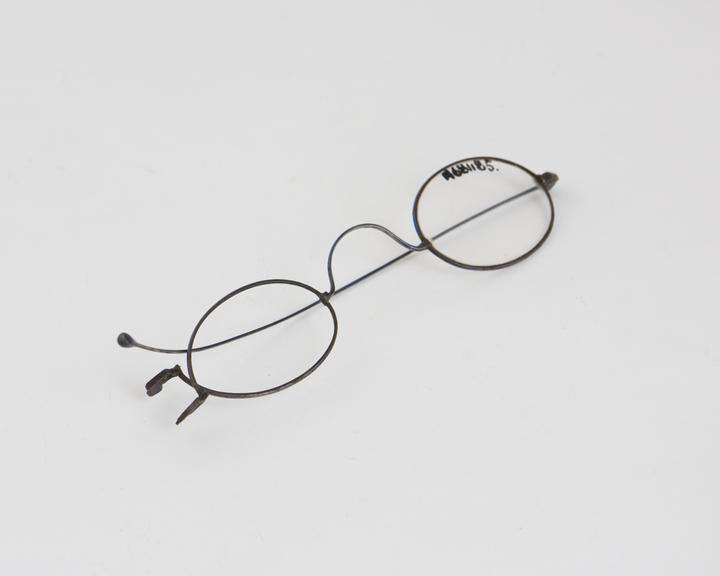 Straight spectacles, steel wire, one lens and side missing